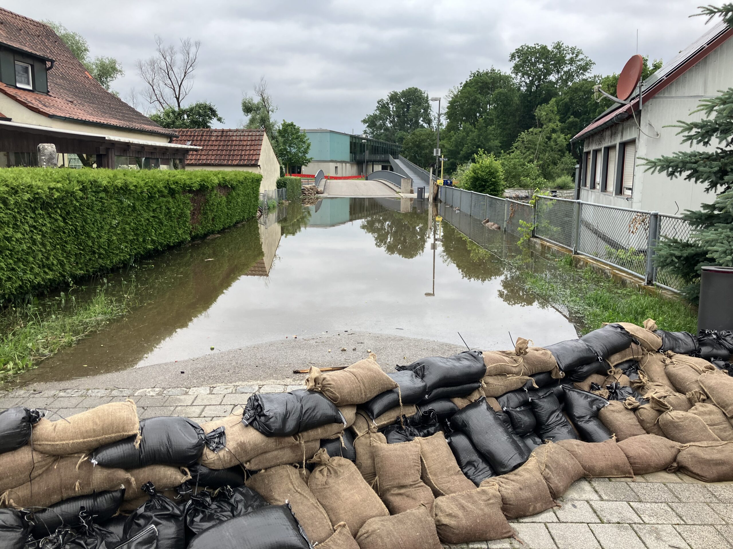 Paar-Hochwasser in Manching Das Römer Kelten Museum ist dem Wasser knapp entronnen. Foto: Tobias Esch