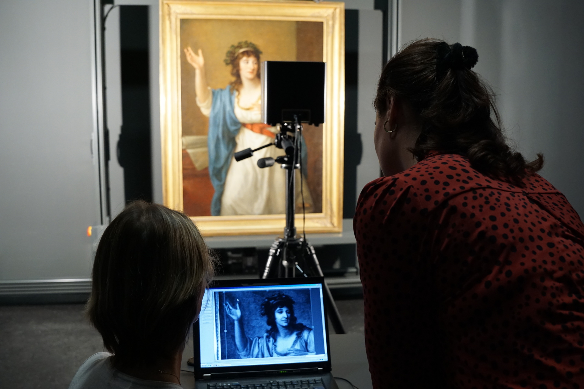 Anna Bugenberg im Restaurierungszentrum in Düsseldorf, wo das Abbild "Teresa Bandettini" von Angelika Kauffmann mit Infrarotlicht bestrahlt wird. (Foto: © ZDF, Vanessa Auktor)