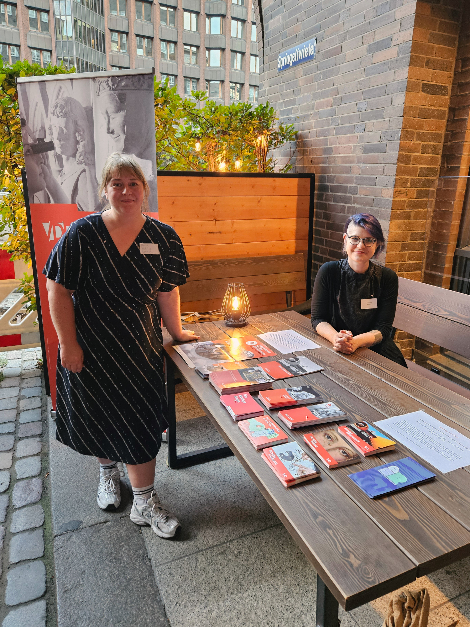 Der VDR-Infostand bei der Auftaktveranstaltung, dieses Jahr betreut durch Danah Weßling und Isabel Frühauf (Foto von Christiane Maier)