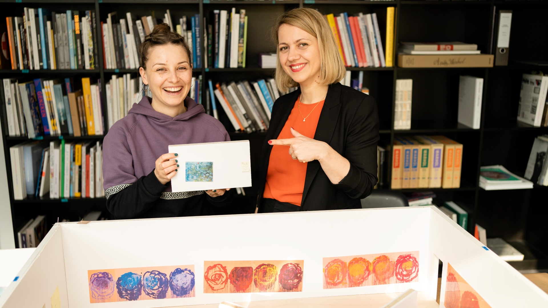 Checkerin Marina mit Kuratorin Dr. Monika Bayer-Wermuth vor einem Modell der Ausstellungsräume. Foto: BR | megaherz gmbh | Hans-Florian Hopfner