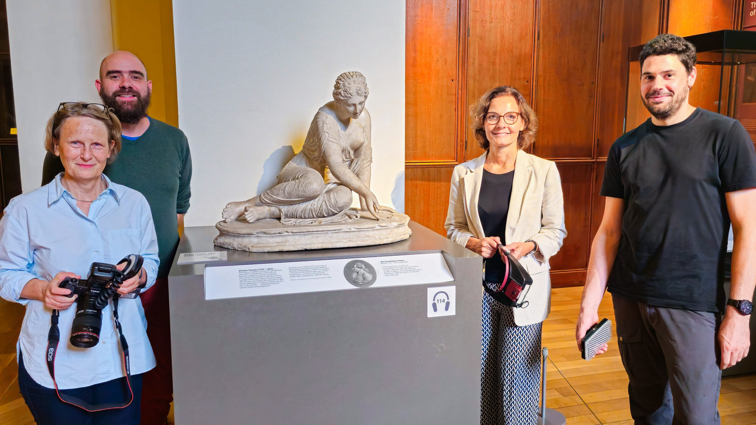 Prof. Dr. Barbara Beckett, Dr. Max Rahrig, Prof. Dr. Tiziana Caianiello und HAWK-Masterstudent Jonas Schäfermeier neben der antiken Statue einer Nymphe im British Museum in London. Foto: HAWK