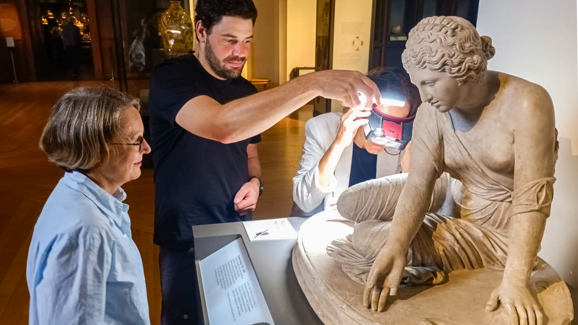 Prof. Dr. Barbara Beckett, HAWK-Masterstudent der Restaurierung Jonas Schäfermeier und Prof. Dr. Tiziana Caianiello nehmen die Statue unter die Lupe. Foto: HAWK